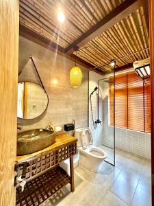 y baño con lavabo y aseo. en Levillage Bảo Lộc, en Tang Jran Dring