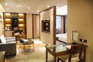 Postel nebo postele na pokoji v ubytování Ramada Foshan Hotel + 37 fotografií