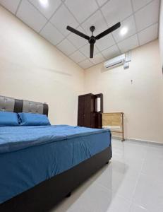 Postel nebo postele na pokoji v ubytování HOMESTAY UMMI KOTA BHARU