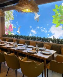 Jansyn Hostel في كاراكول: طاولة في مطعم مع نافذة كبيرة