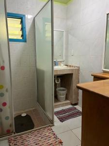 een badkamer met een douche en een wastafel bij Sharnyta’s Guesthouse in Avarua