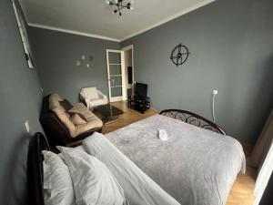1 dormitorio con 1 cama y sala de estar en Sunny Apartment Near Vake Park en Tiflis