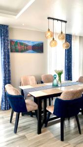 - une salle à manger avec une table et des chaises dans l'établissement 4 Bedroom Mzungu Mansion, à Wakiso