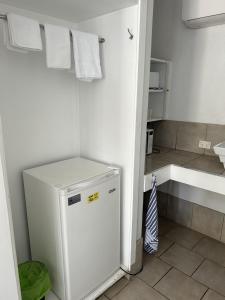 einen weißen Kühlschrank in einer Küche mit Spüle in der Unterkunft Happy Wanderer Motel Bendigo CHILDREN NOT PERMITTED over 18s only in Bendigo