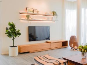 TV a/nebo společenská místnost v ubytování Veranda Pool Villas & Suite
