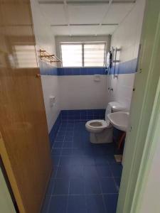 y baño con aseo y lavamanos. en Sunshine Bay Resort Port Dickson, en Port Dickson