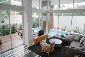 Bazén v ubytování Veranda Pool Villas & Suite nebo v jeho okolí