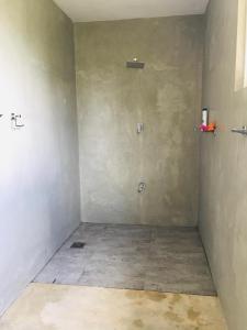 een hoek van een kamer met een muur en een vloer bij Coconut House in Panadura