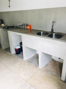 een keuken met een wastafel en een aanrecht bij Coconut House in Panadura