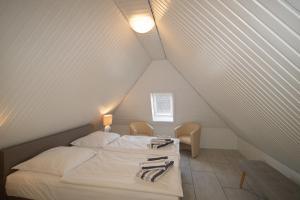 ヘルヌムにあるSchössler Fewo 2のベッドルーム(ベッド2台付)が備わる屋根裏部屋です。