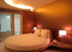 Postel nebo postele na pokoji v ubytování Cocoon Luxury Business Hotel