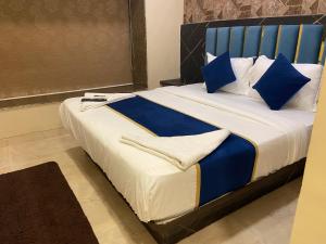 Postel nebo postele na pokoji v ubytování Hotel 97 Inn- Andheri Versova