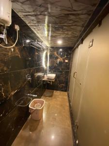 Koupelna v ubytování Hotel 97 Inn- Andheri Versova