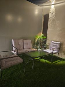 ein Wohnzimmer mit einem Sofa und einem Tisch in der Unterkunft Sky2030Group in Dammam