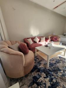 ein Wohnzimmer mit einem Sofa und einem Couchtisch in der Unterkunft Sky2030Group in Dammam