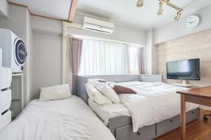 a small bedroom with a bed and a tv at JR高田馬場駅早稲田大学口徒歩5分 Hostel 302 in Tokyo