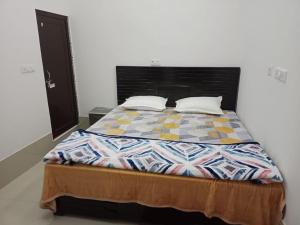 1 cama con 2 almohadas en una habitación en Hotel Mallard Rainbow en Bharatpur