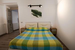 - une chambre avec un lit et une couverture colorée dans l'établissement Civico 10, à Sanremo