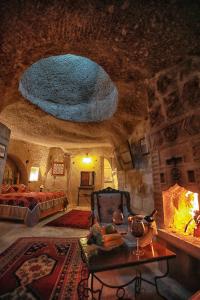 Postel nebo postele na pokoji v ubytování Traveller's Cave Hotel
