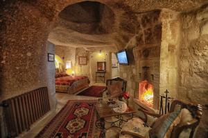 Postel nebo postele na pokoji v ubytování Traveller's Cave Hotel