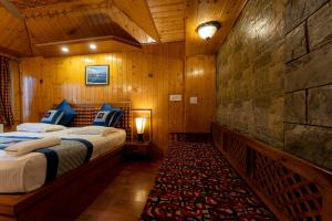 Postel nebo postele na pokoji v ubytování Hotel Akbar At Dal Lake Ghat Number 1