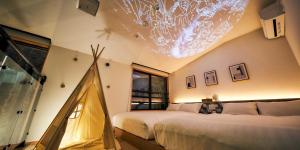 a bedroom with a large bed and a chandelier at Rakuten STAY VILLA Hakone Sengokuhara in Hakone