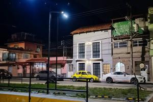 two cars parked in front of a building at night at Departamento Excelente ubicación Depto C in Orizaba