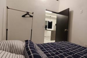 een slaapkamer met een bed en een glazen schuifdeur bij Departamento Excelente ubicación Depto C in Orizaba