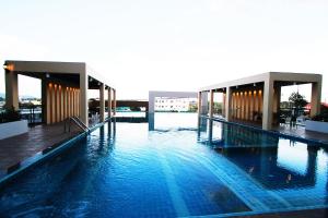 Πισίνα στο ή κοντά στο The Contrast i Hotel