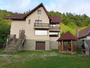 una casa con cenador en el patio en Villa Roua, en Bran