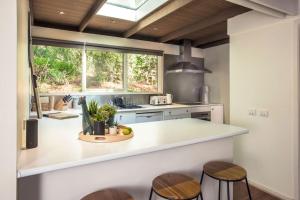 a kitchen with a counter with stools and a window at Fernview on Falls in Kalorama