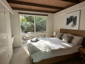 una camera con un letto e una grande finestra di Fernview on Falls a Kalorama