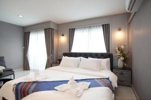 莱卡邦Latkrabangbishome Near Suvarnabhumi Airport ลาดกระบังบิซโฮม的酒店的客房 - 带2张带白色枕头的床