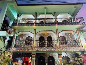 un edificio con un balcón en el lateral. en Susegado by js apartment en Calangute