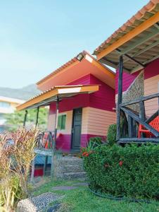 象島的住宿－Cliff View Bungalows，一座色彩缤纷的房屋,前面设有围栏