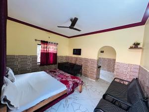 1 dormitorio con 1 cama y ventilador de techo en Susegado by js apartment en Calangute