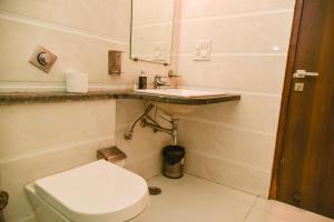 Hotel Lyf Corporate Suites - Near IGI Airport في نيودلهي: حمام مع مرحاض ومغسلة