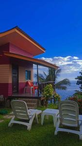 象島的住宿－Cliff View Bungalows，一座房子,配有两把草坪椅和一所房子