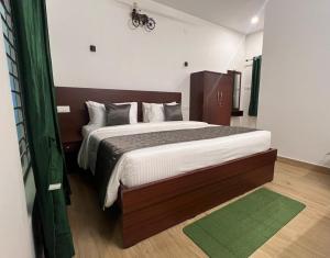 1 dormitorio con 1 cama grande en una habitación en The Clover Resorts, en Yercaud