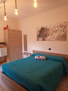 SA SERENIDADI في Solèminis: غرفة نوم بسرير اخضر كبير في غرفة