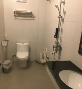 a bathroom with a toilet and a bath tub at Sapa Hostel - 679 Đường Điện Biên Phủ, TT. Sa Pa -by BayLuxury in Sa Pa