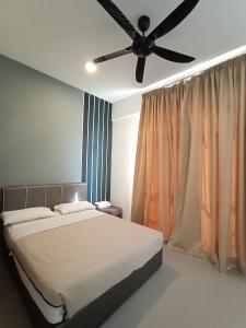 a bedroom with a bed and a ceiling fan at Cameron Barrington Square 1Room @ Golden Hill in Cameron Highlands