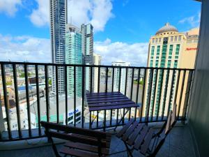 een balkon met 2 stoelen en een tafel bij Great location and amazing views in Brisbane
