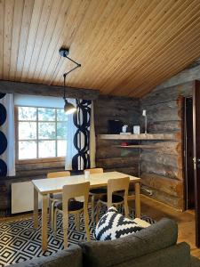 a dining room with a table and chairs at Tohtaja B in Syöte
