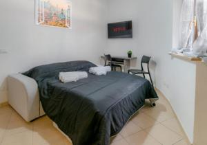 - une chambre avec un lit et 2 serviettes dans l'établissement Appartamento a pochi passi dalla metro, con ingresso privato, à Rome