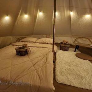 een slaapkamer met een bed in een tent bij Ozone Story-โอโซนสตอรี่ 