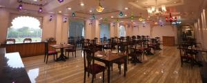 - une salle de banquet avec des tables et des chaises dans l'établissement The Biletha Bagh, à Udaipur