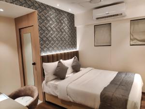 Letto o letti in una camera di Maxxvalue Hotel MIDC - Andheri