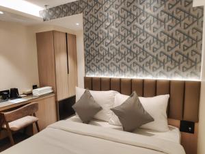 Letto o letti in una camera di Maxxvalue Hotel MIDC - Andheri