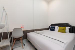Postel nebo postele na pokoji v ubytování Urbanview Hotel Kota Tua Jakarta